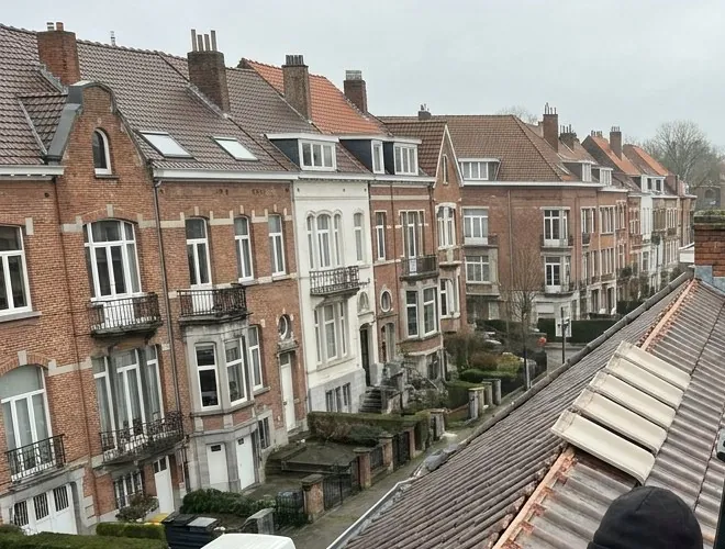 Vue depuis un toit sur une rue de maisons bruxelloises en briques